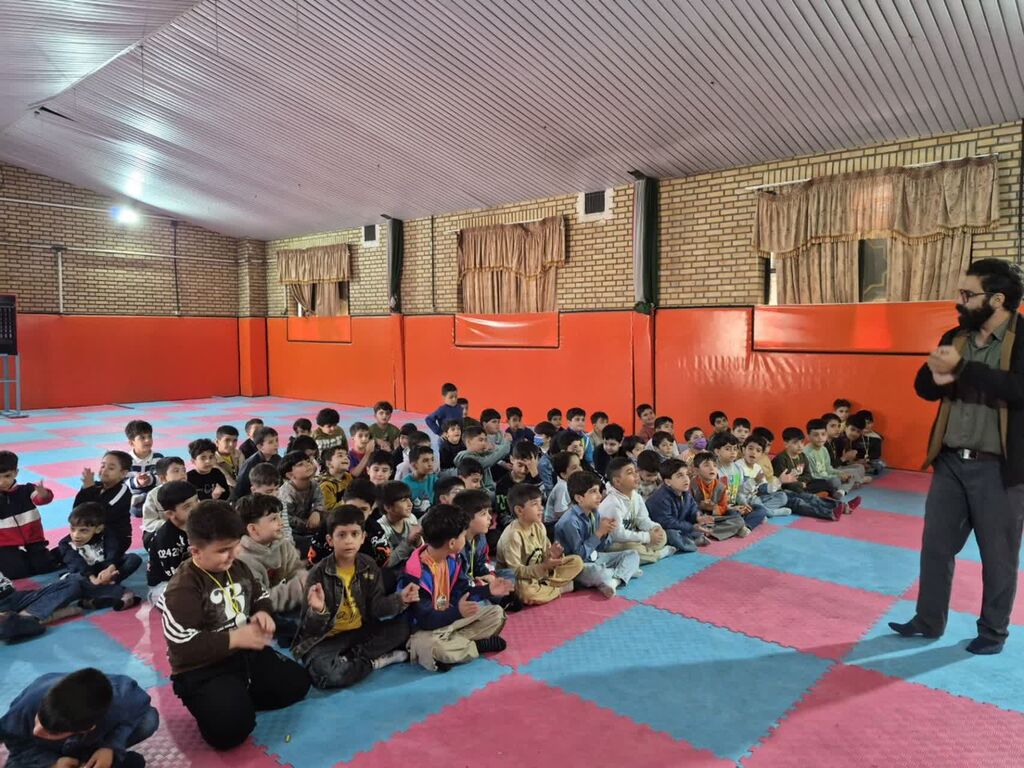 ویژه‌برنامه هفته ملی کودک از سوی مرکز شماره ۱۱ کانون کرمانشاه در دبستان شهدای بازی‌دراز برگزار شد