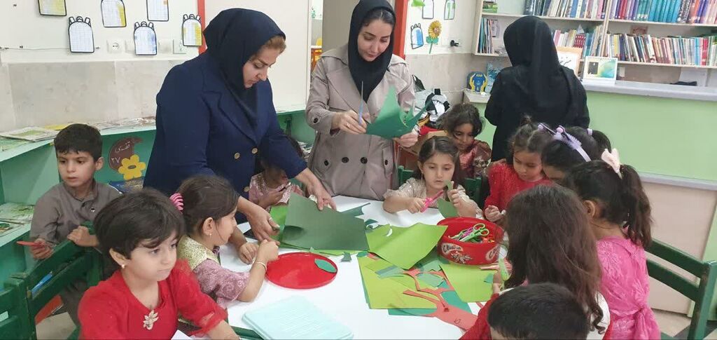 کودکان پیشدبستانی جوانرود با ساخت گل لاله، یاد شهدای کودک را زنده کردند