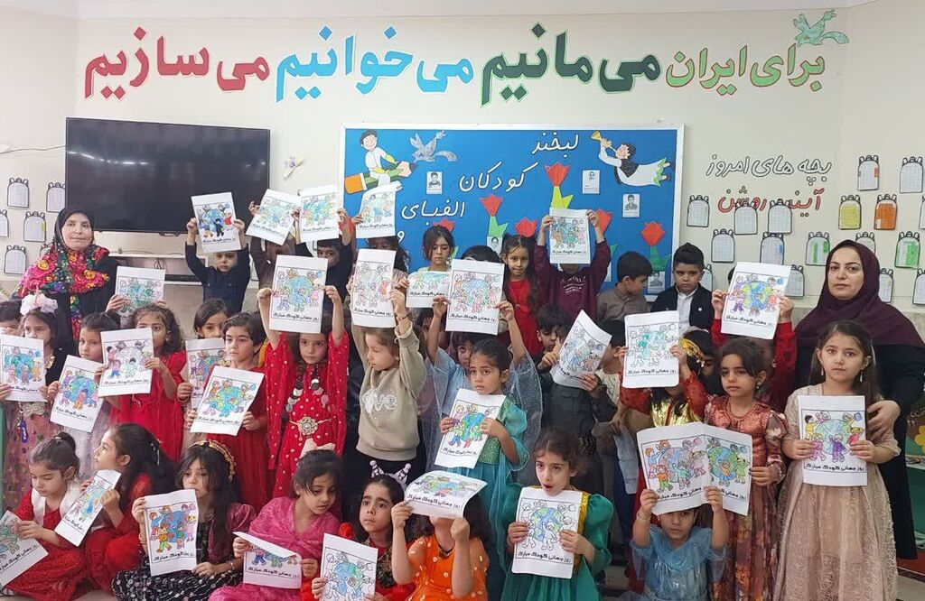 کودکان پیشدبستانی جوانرود با ساخت گل لاله، یاد شهدای کودک را زنده کردند