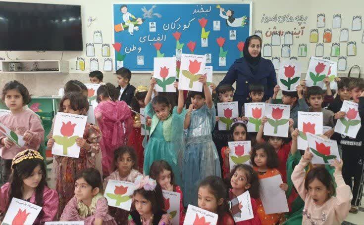 کودکان پیشدبستانی جوانرود با ساخت گل لاله، یاد شهدای کودک را زنده کردند