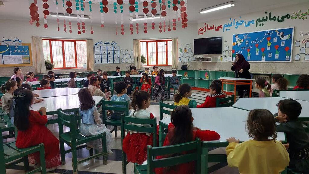کودکان پیش‌دبستانی جوانرود با ساخت گل لاله، یاد شهدای کودک را زنده کردند