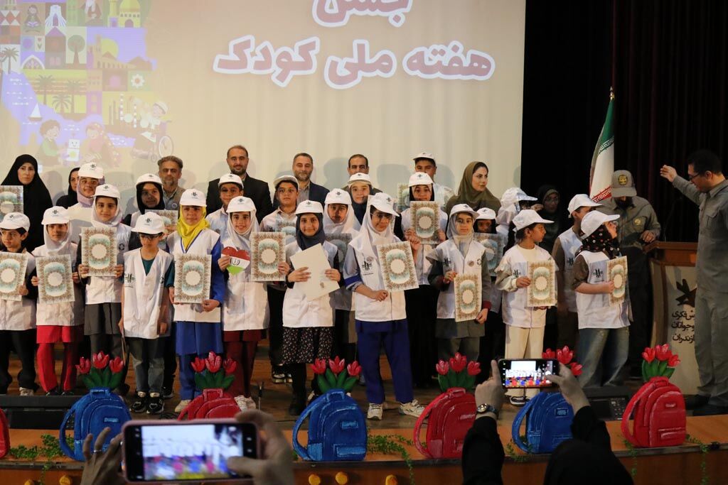 جشن هفته ملی کودک در کانون مازندران؛ از تجلیل برگزیدگان «ماموریت ماکان» تا تجربههای علمی و هنری کودکان