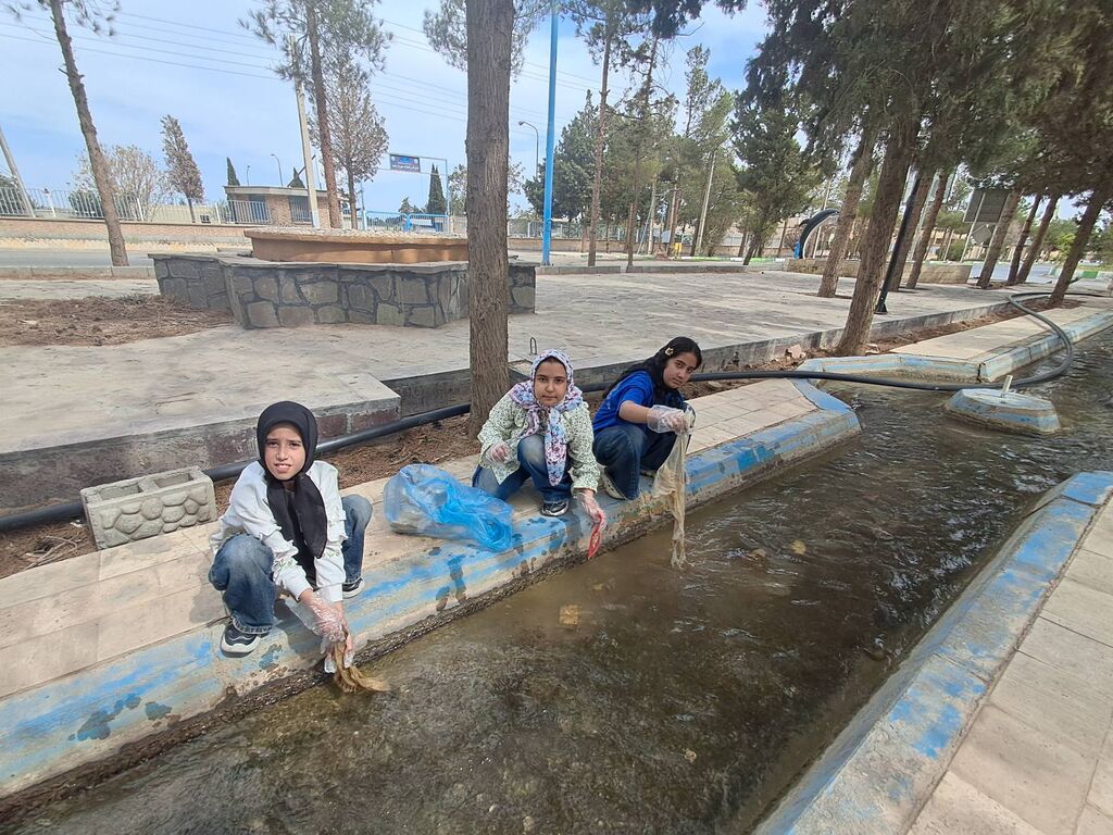 «خادمانِ کوچکِ زمین» در بیارجمند