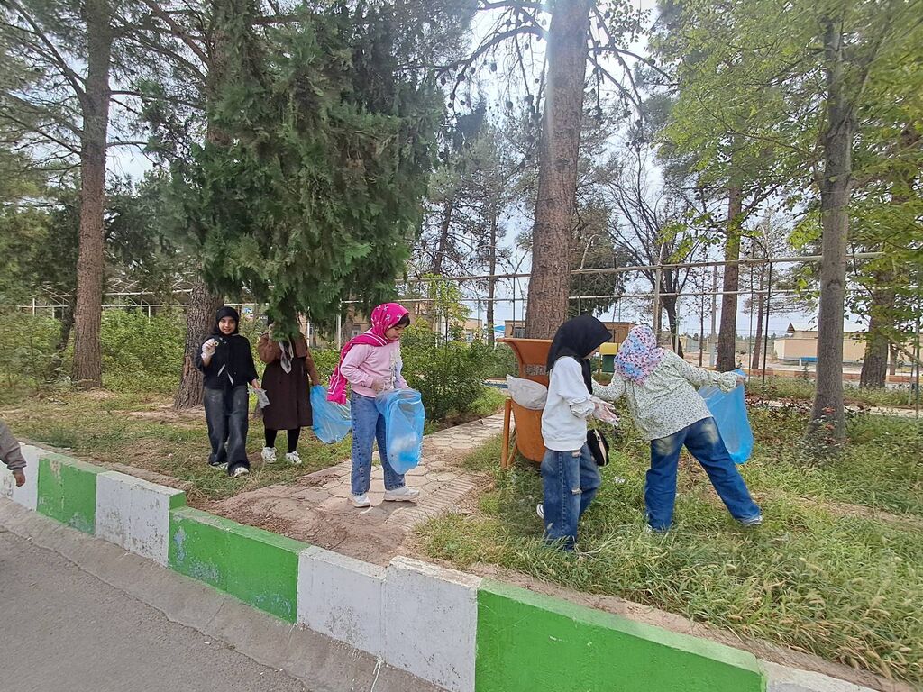 «خادمانِ کوچکِ زمین» در بیارجمند