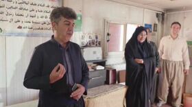 مربی کانون روانسر فرماندار را در توزیع بسته‌های مهر مناطق کم‌برخوردار همراهی کرد