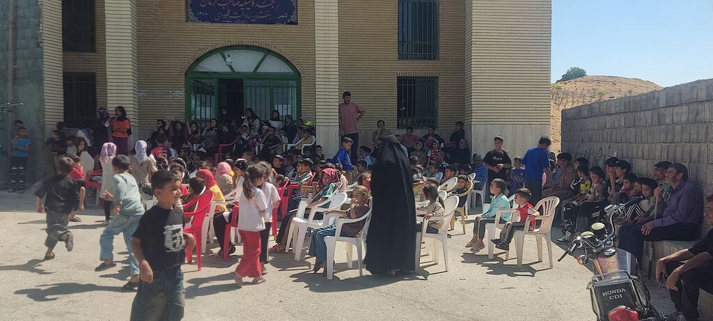 تماشاخانه سیار کانون با استقبال پرشور کودکان روستای بنستان آغاز شد