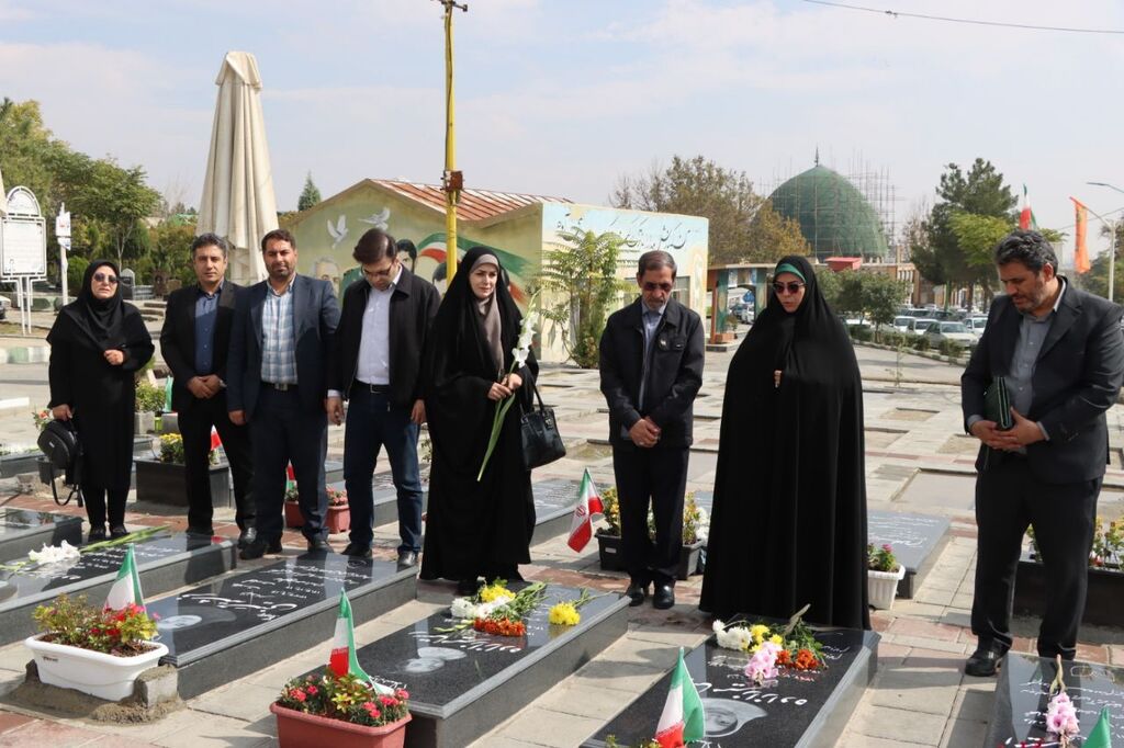 ادای احترام به کودکان شهید در آغاز هفته ملی کودک در ارومیه