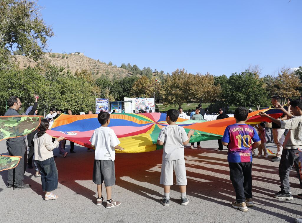 ۱۶۸ بادبادک به یاد کودکان شهید میناب به پرواز در آمدند