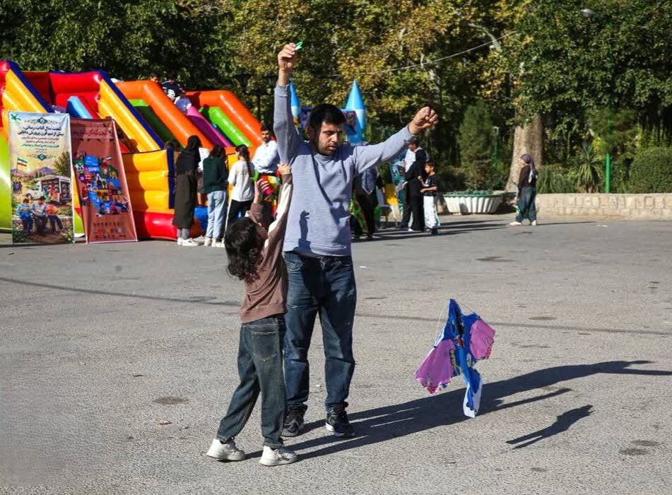 ۱۶۸ بادبادک به یاد کودکان شهید میناب به پرواز در آمدند