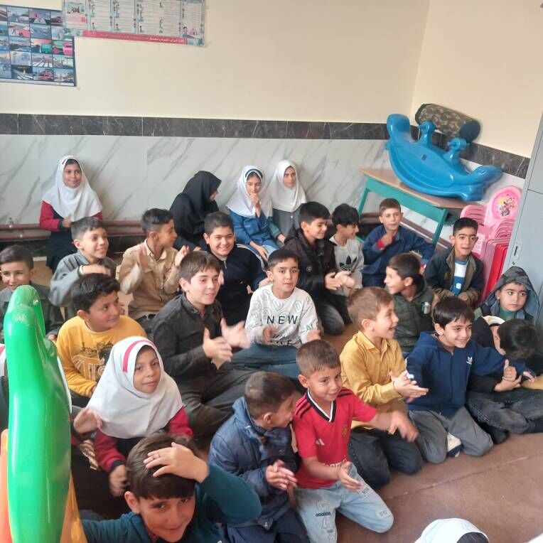 حضور کتابخانه سیار چاراویماق در روستاهای دوردست همزمان با هفته ملی کودک