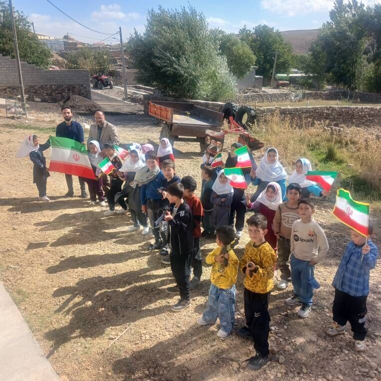 حضور کتابخانه سیار چاراویماق در روستاهای دوردست همزمان با هفته ملی کودک