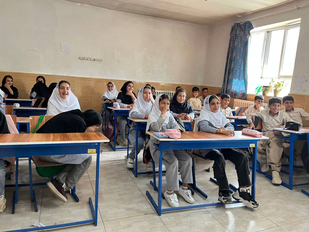 پرواز قاصدک‌های صلح به یاد کودکان شهید میناب در روستای شیخان اشنویه