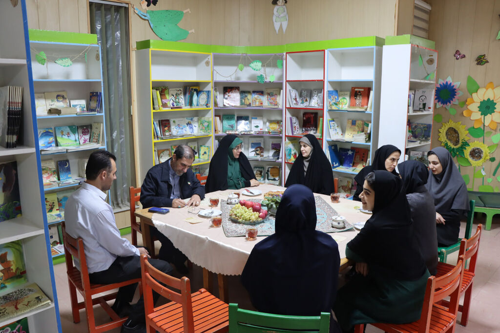 دیدار با کارکنان، بازدید از کانون زبان و ادای احترام به شهدای کودک