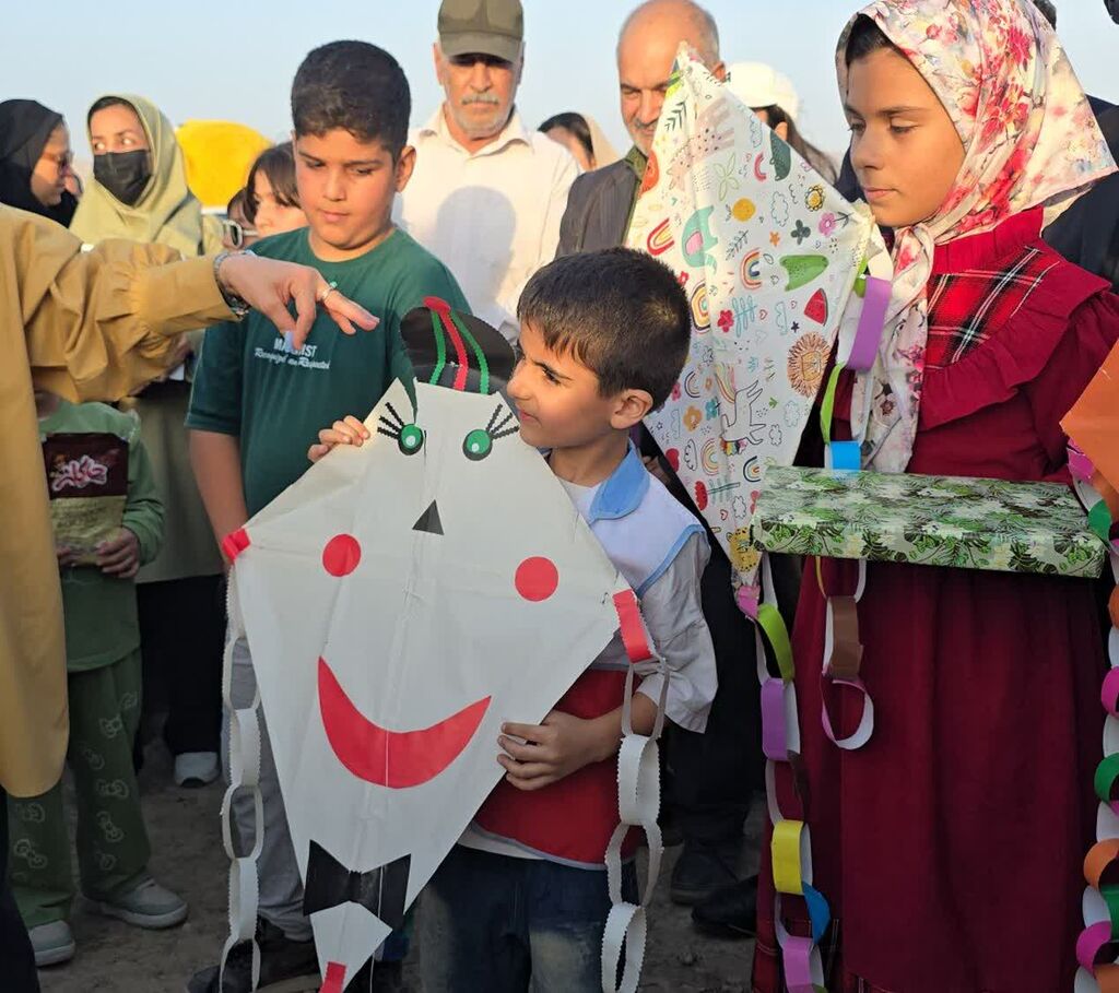 جشنواره پرواز بادبادکها با حضور بیش از هزار نفر در شهرستان درگز برگزار شد