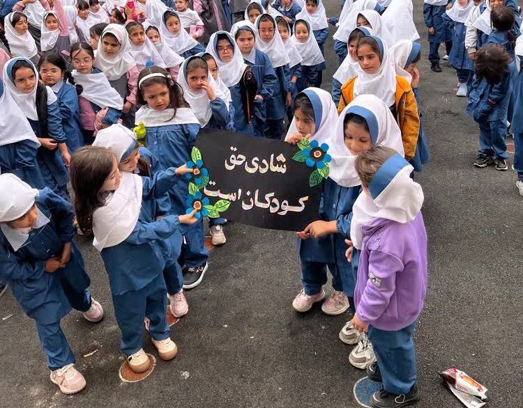 مرکز شماره ۱ کانون کرمانشاه هفته ملی کودک را در دبستان ملکالشعرای بهار گرامی داشت