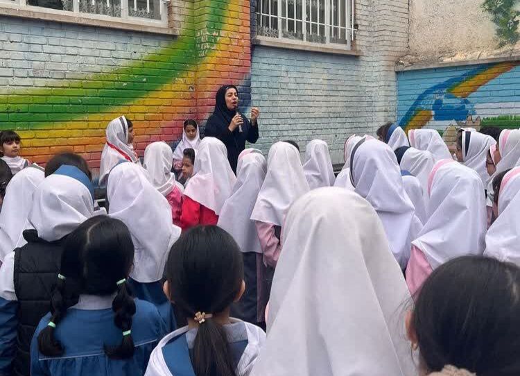 مرکز شماره ۱ کانون کرمانشاه هفته ملی کودک را در دبستان ملک‌الشعرای بهار گرامی داشت