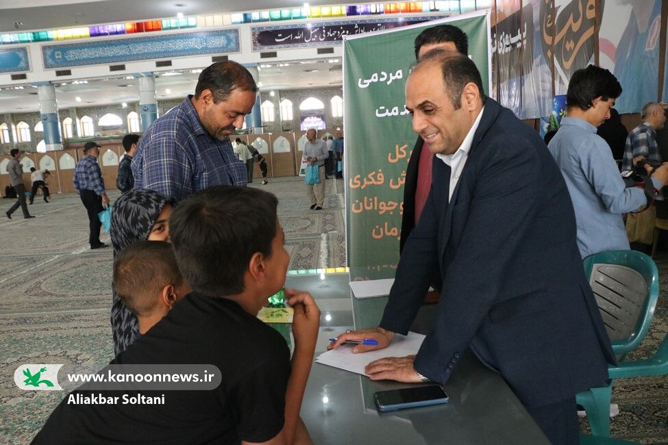 برپایی میز خدمت کانون استان کرمان در مصلی