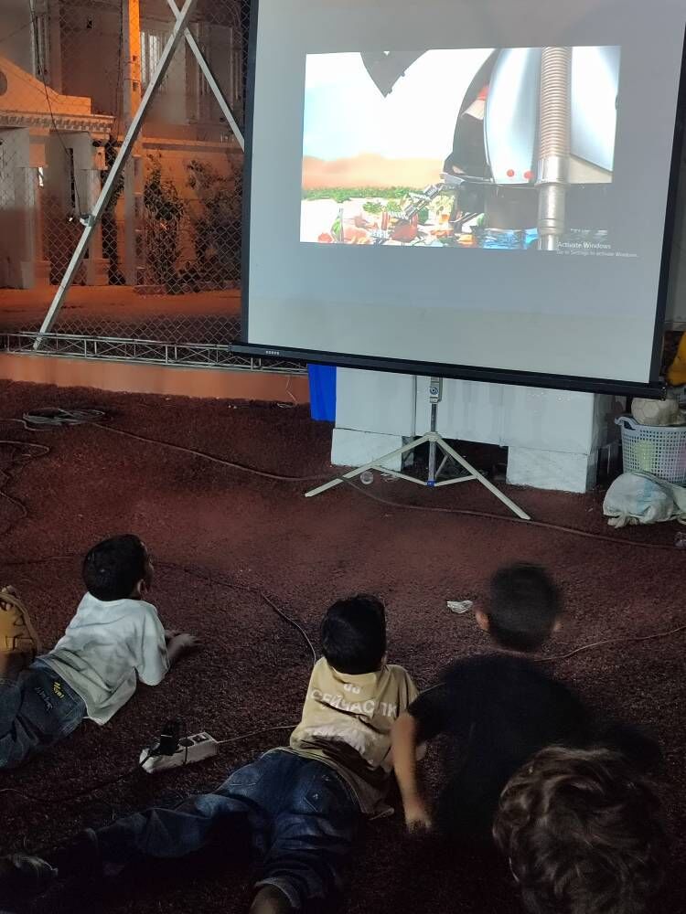 «پیک لبخند» کانون پرورش فکری هرمزگان در ایستگاه رودان؛ اکران فیلمهای سینمایی برای ۲۰۰ کودک و نوجوان