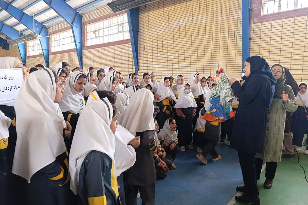 آغاز جشن‌های هفته ملی کودک در بروجن با اجرای طرح «بازیکا» و عروسک‌گردانی