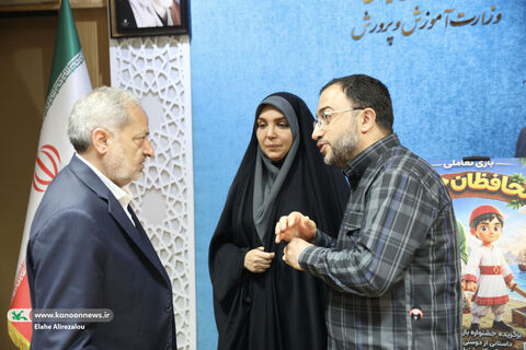 آیین رونمایی از بازی محافظان جزیره در نشست شورای معاونان وزارت آموزش و پرورش