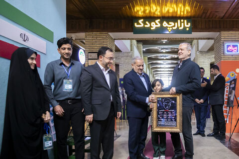 جشن «لبخند وطن» با حضور رئیس‌جمهور و کودکان در کانون