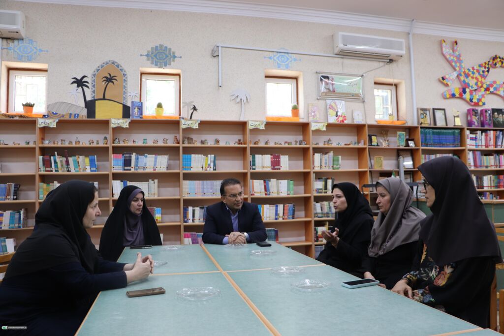 لبخند کودکان بیمار با حضور مربیان کانون در بیمارستان طالقانی گنبدکاووس