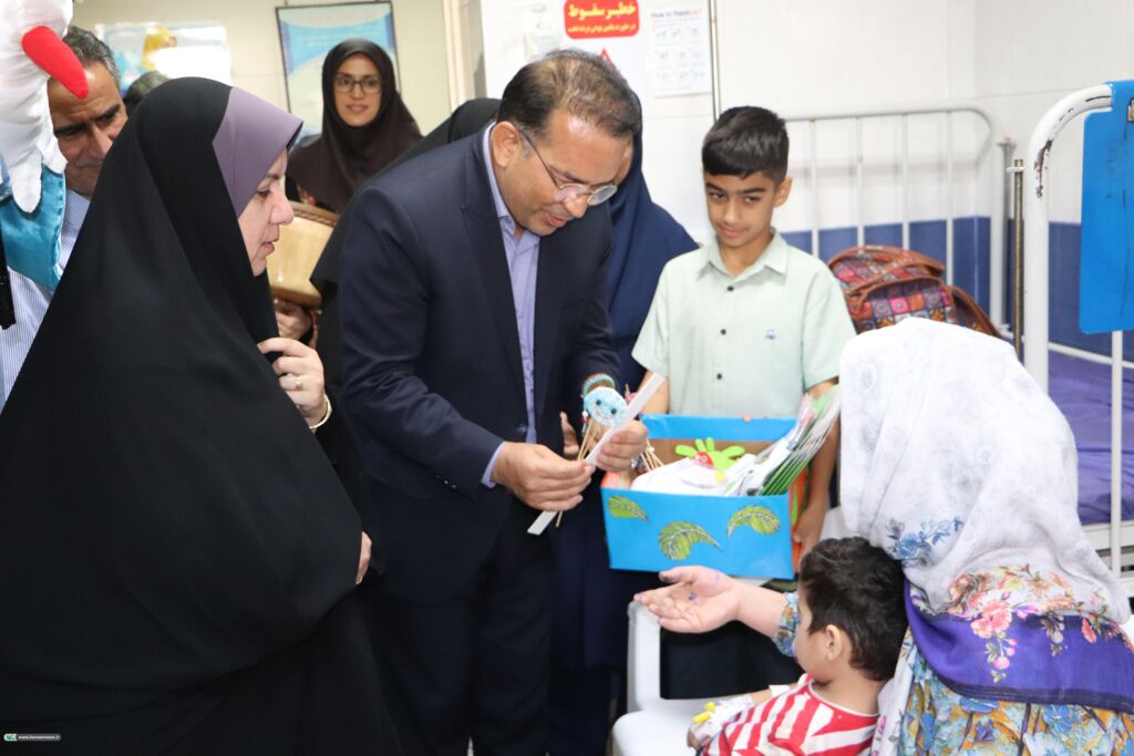 لبخند کودکان بیمار با حضور مربیان کانون در بیمارستان طالقانی گنبدکاووس