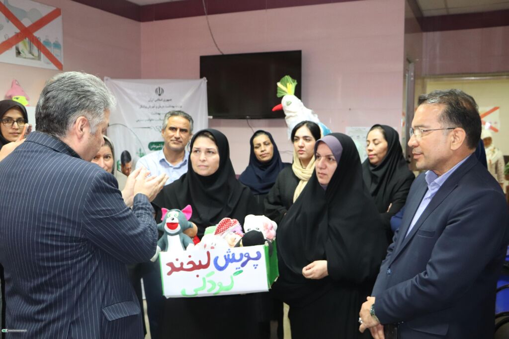 لبخند کودکان بیمار با حضور مربیان کانون در بیمارستان طالقانی گنبدکاووس