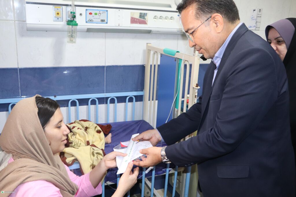 لبخند کودکان بیمار با حضور مربیان کانون در بیمارستان طالقانی گنبدکاووس