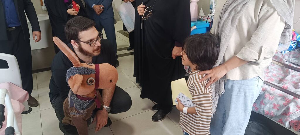 لبخند و امید در بیمارستان کودکان امیرکلا؛ عیادت از کودکان بستری در هفته ملی کودک