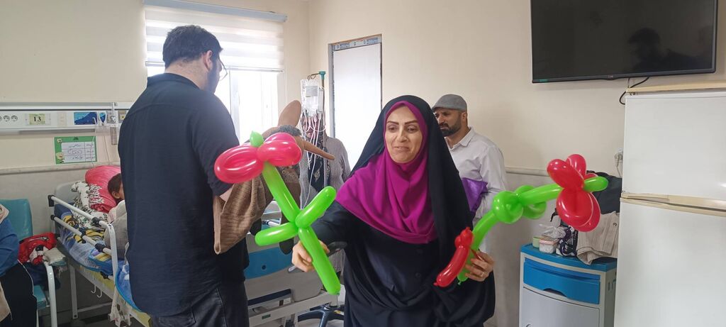 لبخند و امید در بیمارستان کودکان امیرکلا؛ عیادت از کودکان بستری در هفته ملی کودک