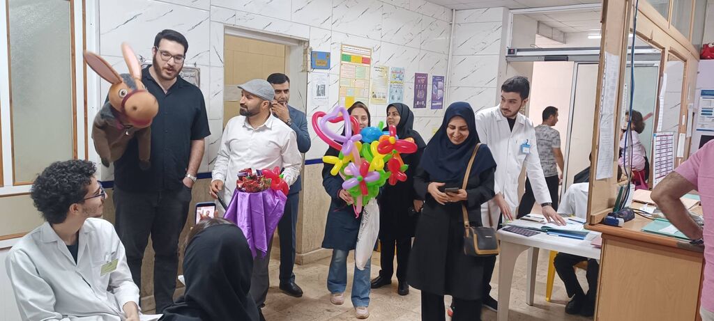 لبخند و امید در بیمارستان کودکان امیرکلا؛ عیادت از کودکان بستری در هفته ملی کودک