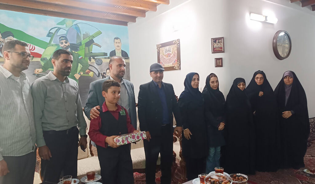 تأکید مدیرکل کانون مازندران بر ترویج فرهنگ ایثار و مقاومت در دیدار با فرزند شهید خلبان اکبرزاده روشن