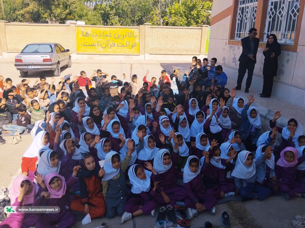 تماشاخانه سیار کانون میزبان دانشآموزان روستاهای کهگیلویه و بویراحمد شد؛ استقبال پرشور از یک نمایش شاد