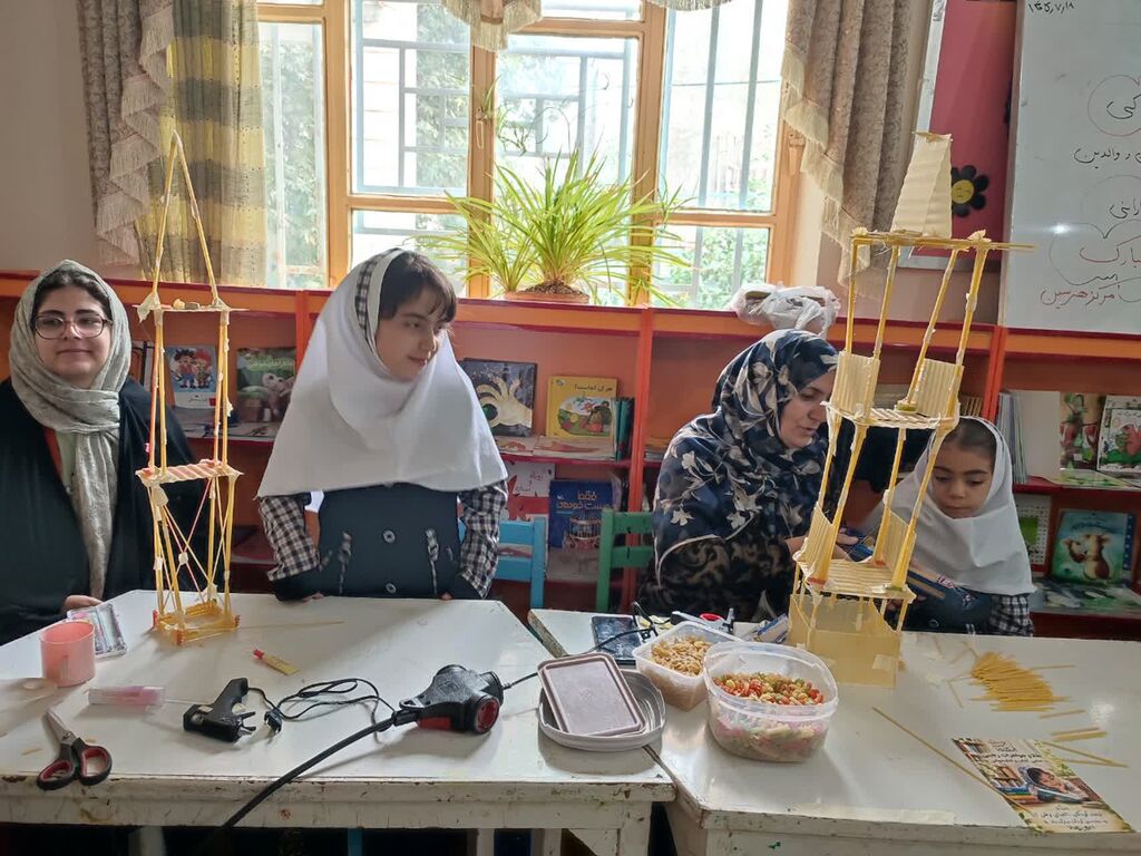 ساخت سازه ماکارانی با مامان در کانون هرسین