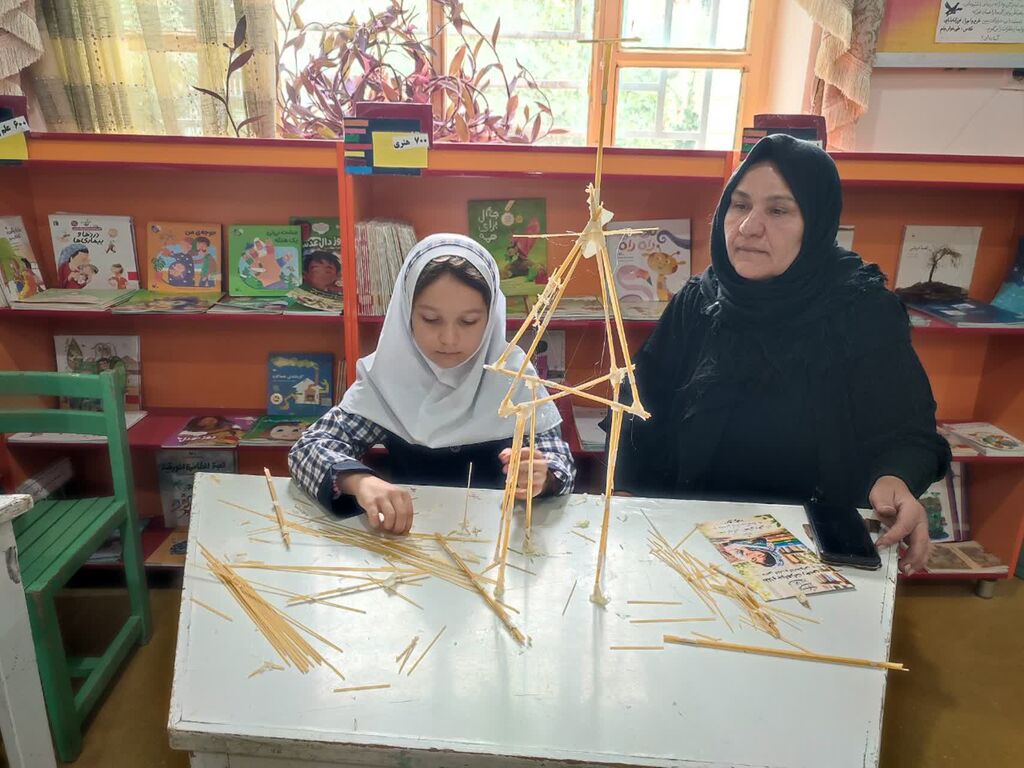 ساخت سازه ماکارانی با مامان در کانون هرسین