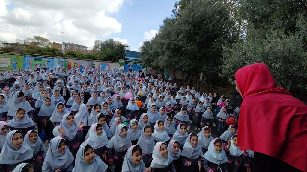 جنگ شادی هفته ملی کودک در مدرسه شهید شریعتیفر گرگان