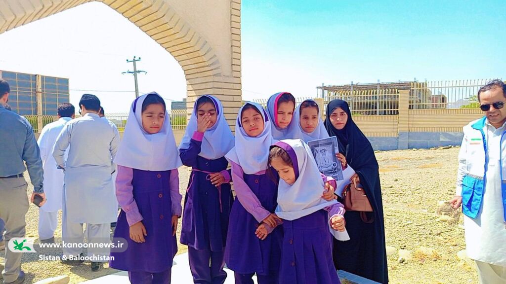 غبارروبی مزار شهدا با حضور اعضای کانون پرورش فکری در سیستان و بلوچستان