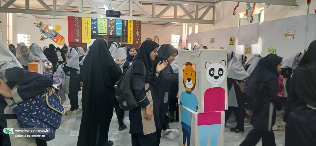 نوجوانان، طراح و مجری بازی‌های کودکانه در مجتمع کانون سیستان و بلوچستان