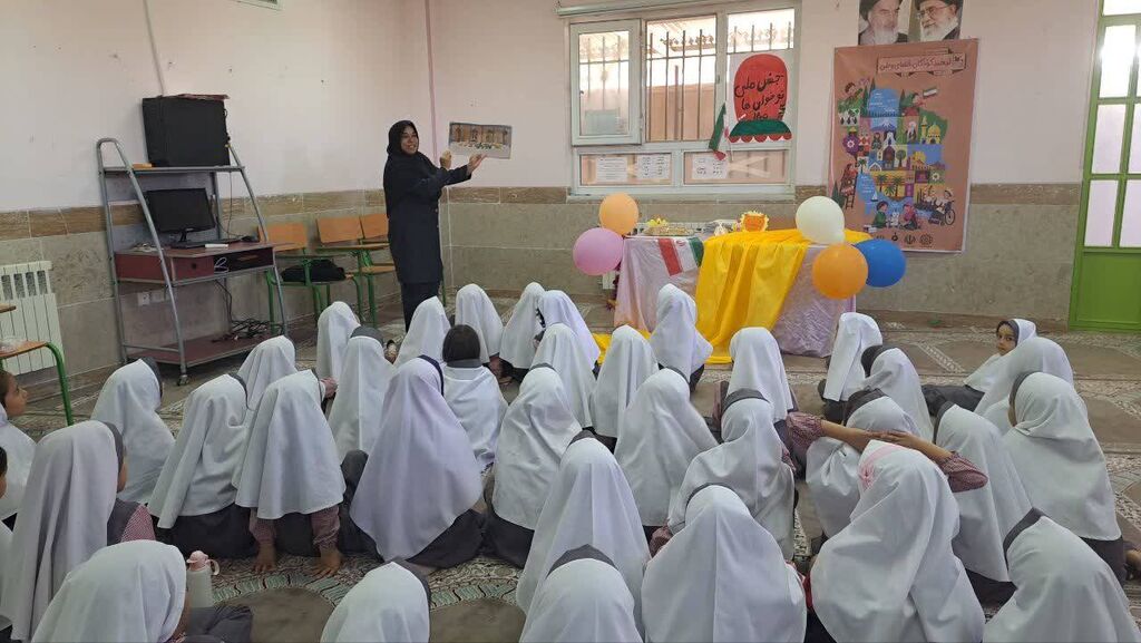 «هزار راه به سوی فردا»؛ جشنِ پویایِ نوخوان‌ها در دبستان معادِ بیارجمند