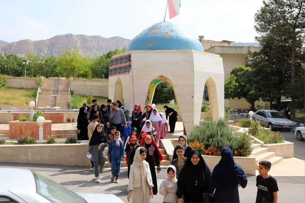 تجدید میثاق کودکان و نوجوانان کانون پرورش فکری ایلام با شهدا در آستانه دیدار با استاندار