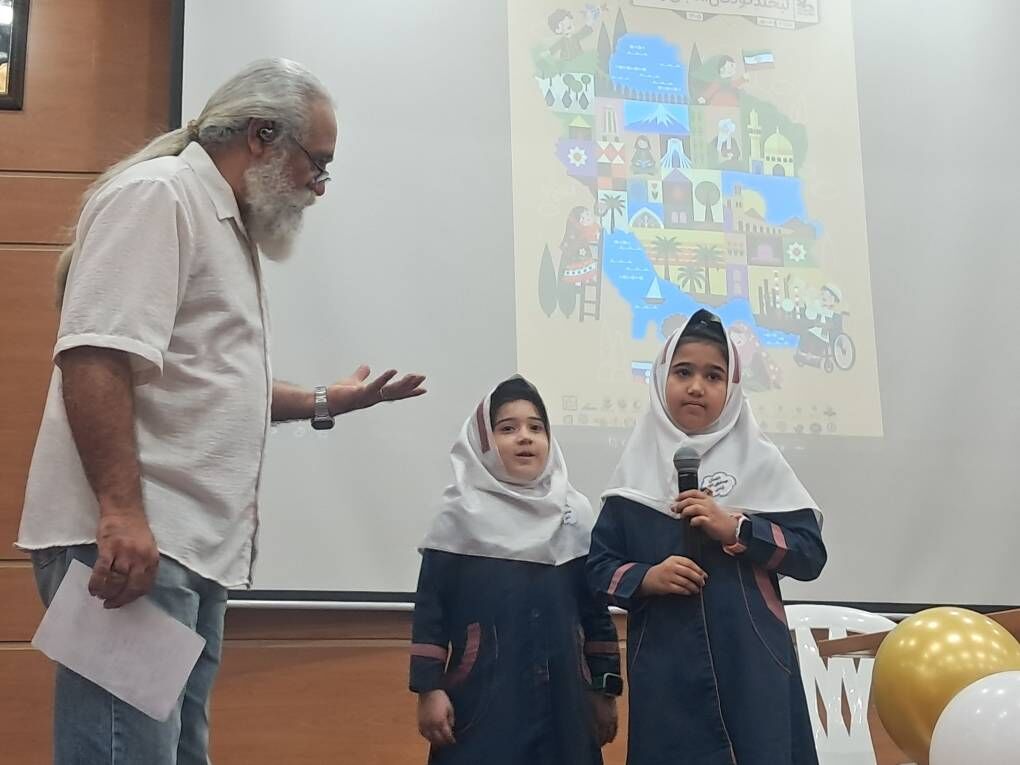 جشنِ شکوفه‌هایِ امید با حضور مسئولان در شهرستان آرادان