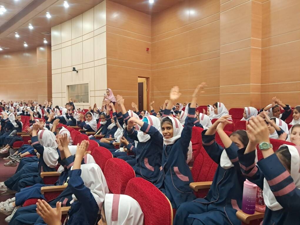 جشنِ شکوفه‌هایِ امید با حضور مسئولان در شهرستان آرادان