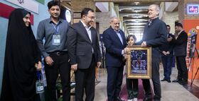 دیدار و گفتگوعلیرضا پارسافر، عضو جانباز کانون پرورش فکری میناب و از بازماندگان فاجعه مدرسه شجره طیبه با رئیس جمهور
