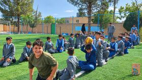 عروسک‌ها به مهدالرضا و دبستان حسابی بشرویه رفتند؛ شادی و یادگیری در قاب نمایش