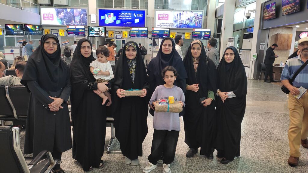 دیدار و گفتگوعلیرضا پارسافر، عضو جانباز کانون پرورش فکری میناب و از بازماندگان فاجعه مدرسه شجره طیبه با رئیس جمهور