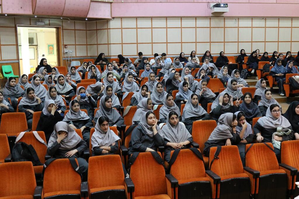 اکران و تحلیل روان‌شناختی و اجتماعی فیلم «زیبا صدایم کن» در کانون مازندران