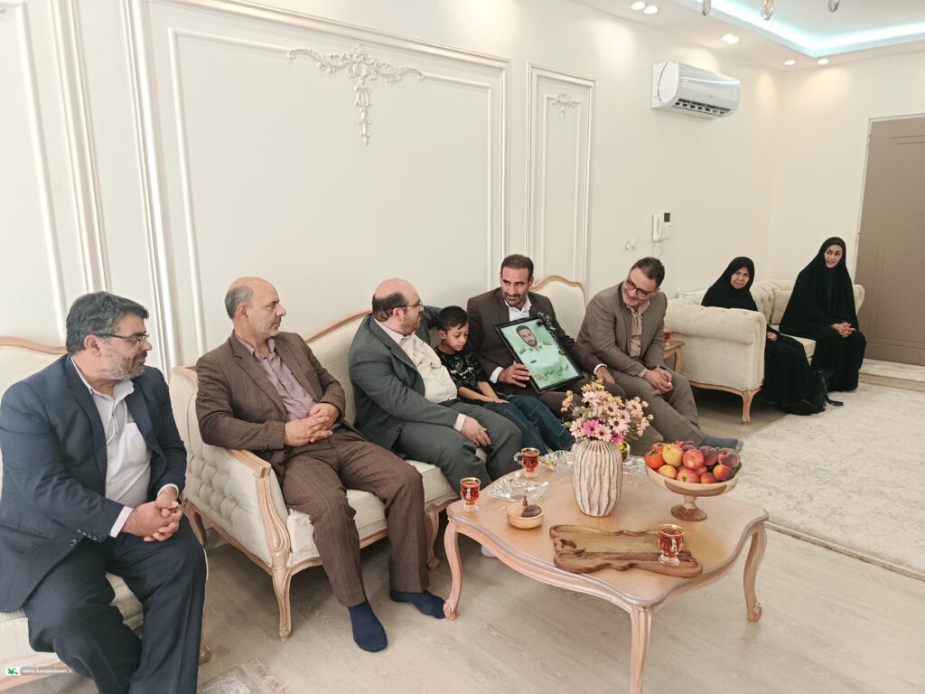 دیدار مدیرکل کانون استان مرکزی با خانواده شهید «مجتبی اسماعیلی» در تقارن هفته ملی کودک و هفته نیروی انتظامی