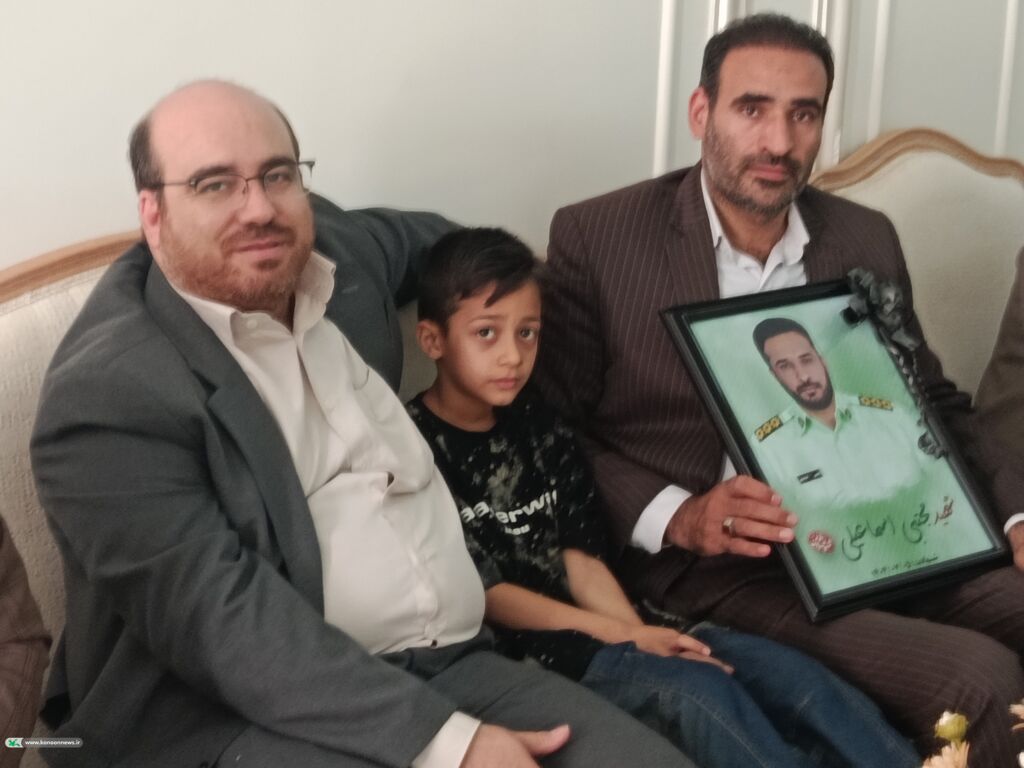 دیدار مدیرکل کانون استان مرکزی با خانواده شهید «مجتبی اسماعیلی» در تقارن هفته ملی کودک و هفته نیروی انتظامی