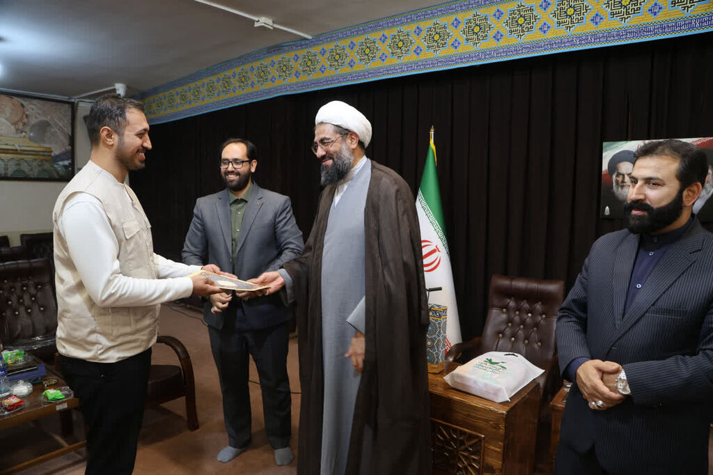 دیدار مربیان مراکز سیار کانون با نماینده ولی فقیه در استان همدان
